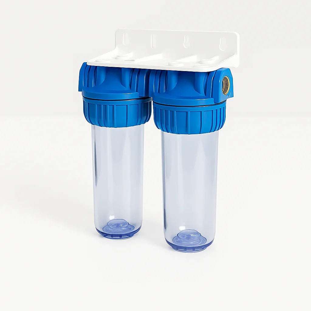 Dubbele waterfilter behuizing met blauwe dop, ideaal voor waterontharder of filtratiesysteem.